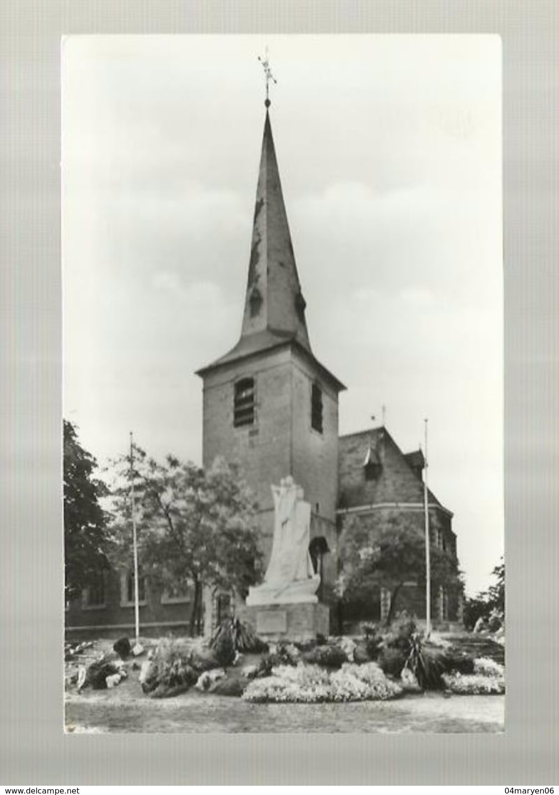 -  **MARIEKERKE-a/Schelde     ** = Standbeeld Van Priester -Dichter Jan Hammenecker. - Bornem