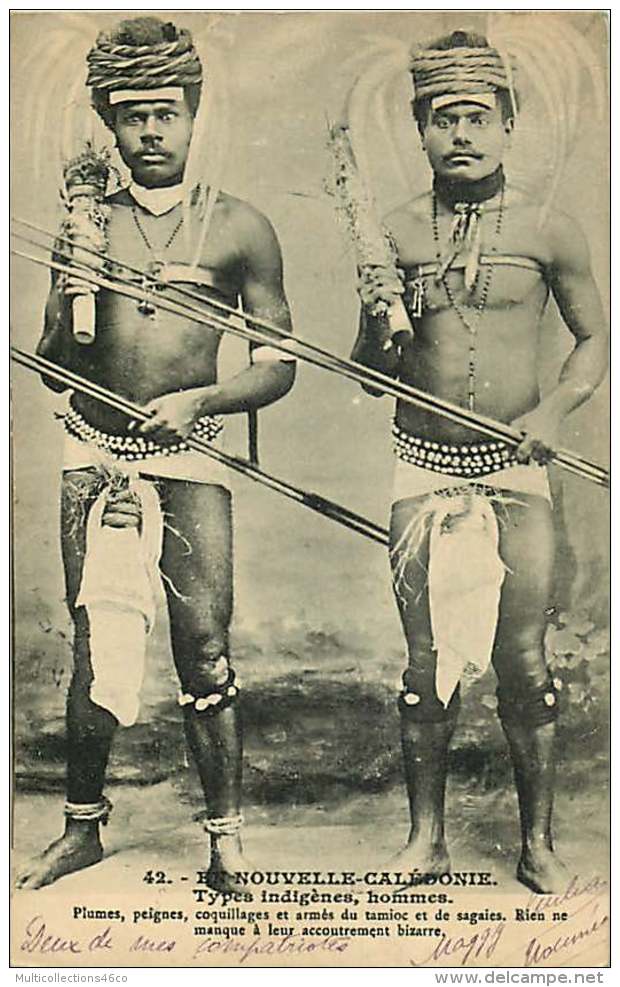 080817 - NOUVELLE CALEDONIE - Types Indigènes Hommes - Plumes Peignes Coquillages Arme Tamioc Sagaie Guerrier - Nouvelle Calédonie