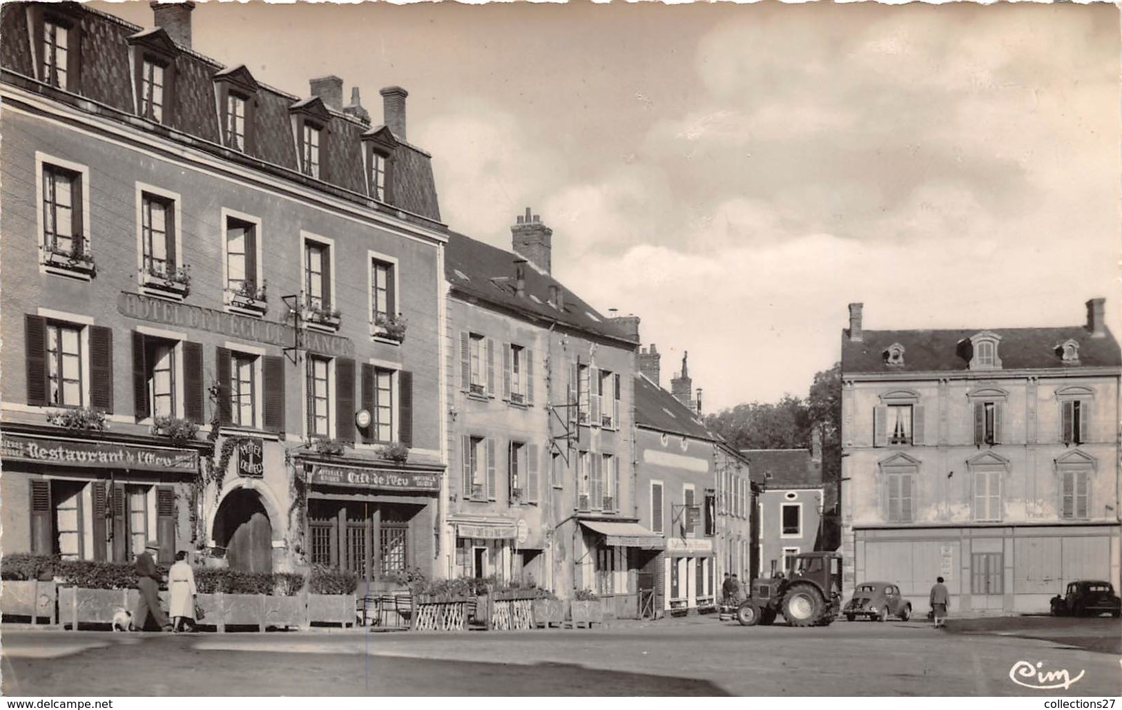 45-MALESHERBES- PLACE DU MARTROI - Malesherbes