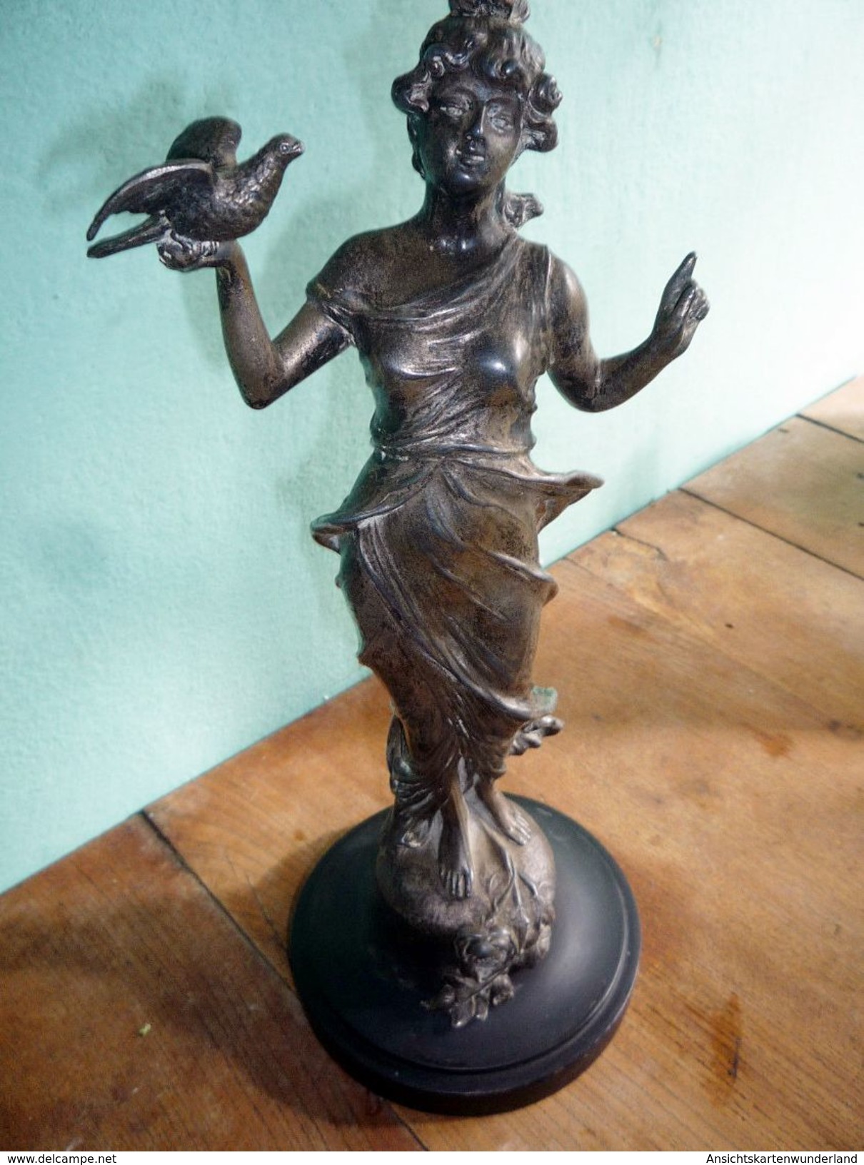 "Frau Mit Taube" Signiert - Französischer Rohguss - Bronzen