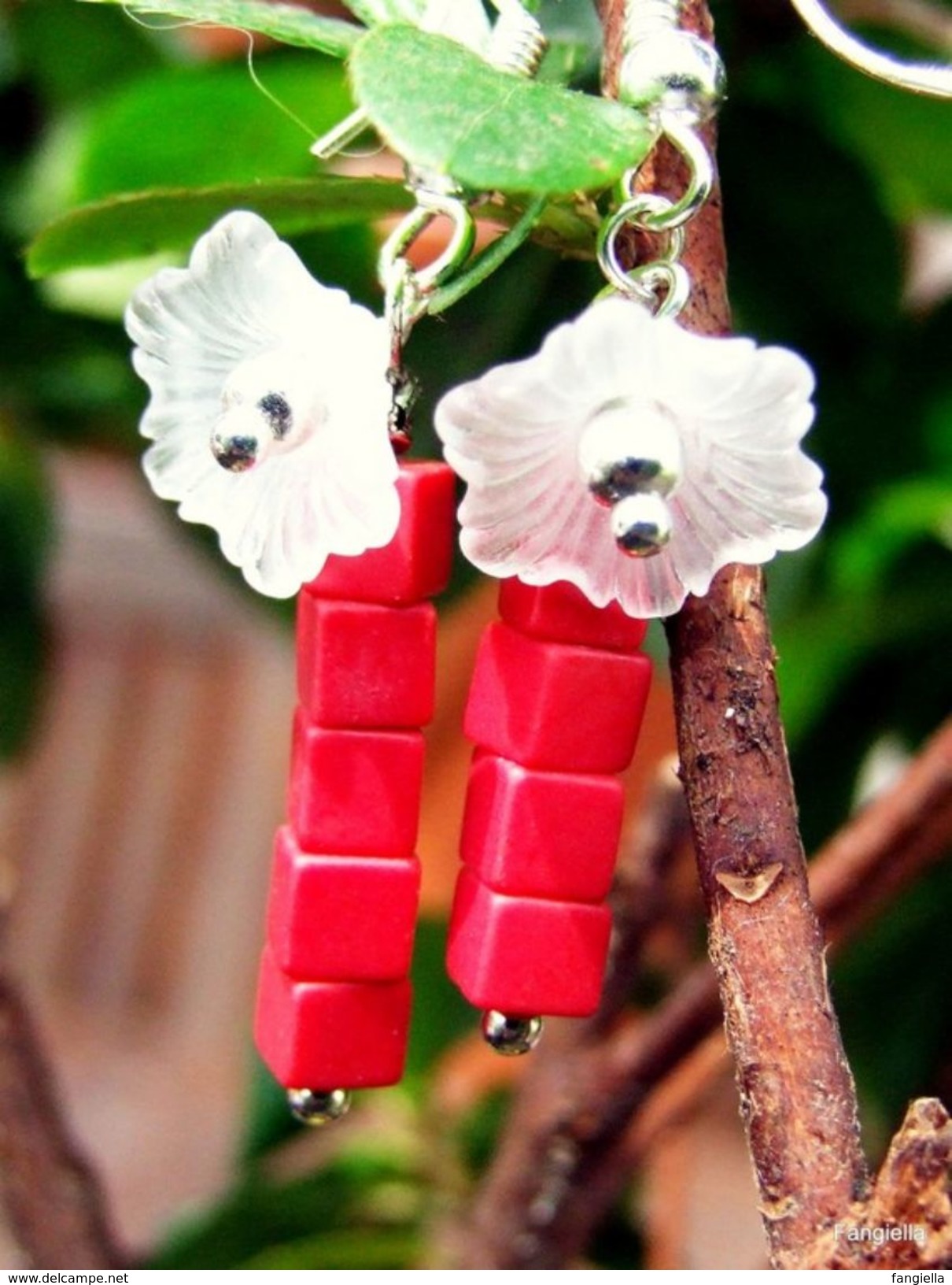 Boucles D'oreilles En Cubes De Corail Rouge Et Fleurs De Lucite Blanche  Hauteur Totale: Environ 44mm - Orecchini