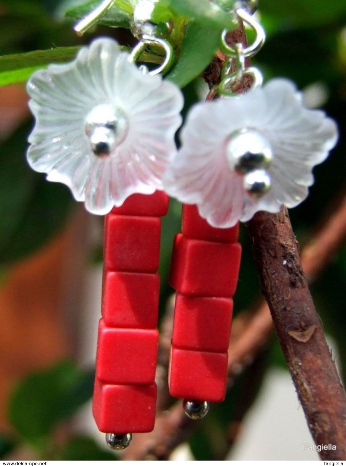 Boucles D'oreilles En Cubes De Corail Rouge Et Fleurs De Lucite Blanche  Hauteur Totale: Environ 44mm - Orecchini