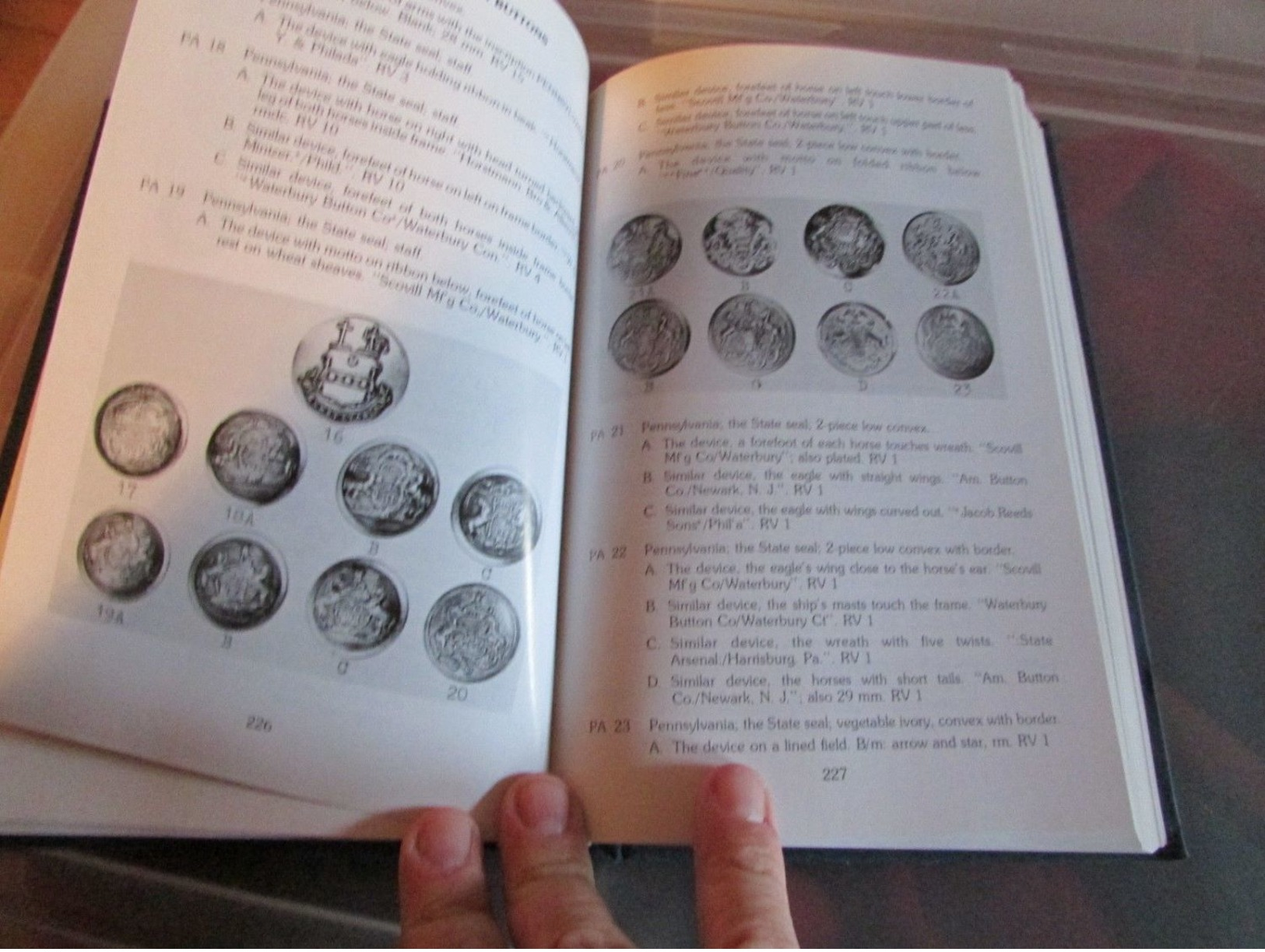 Record Of American Uniforms And Historical Buttons By Albert - Buttons