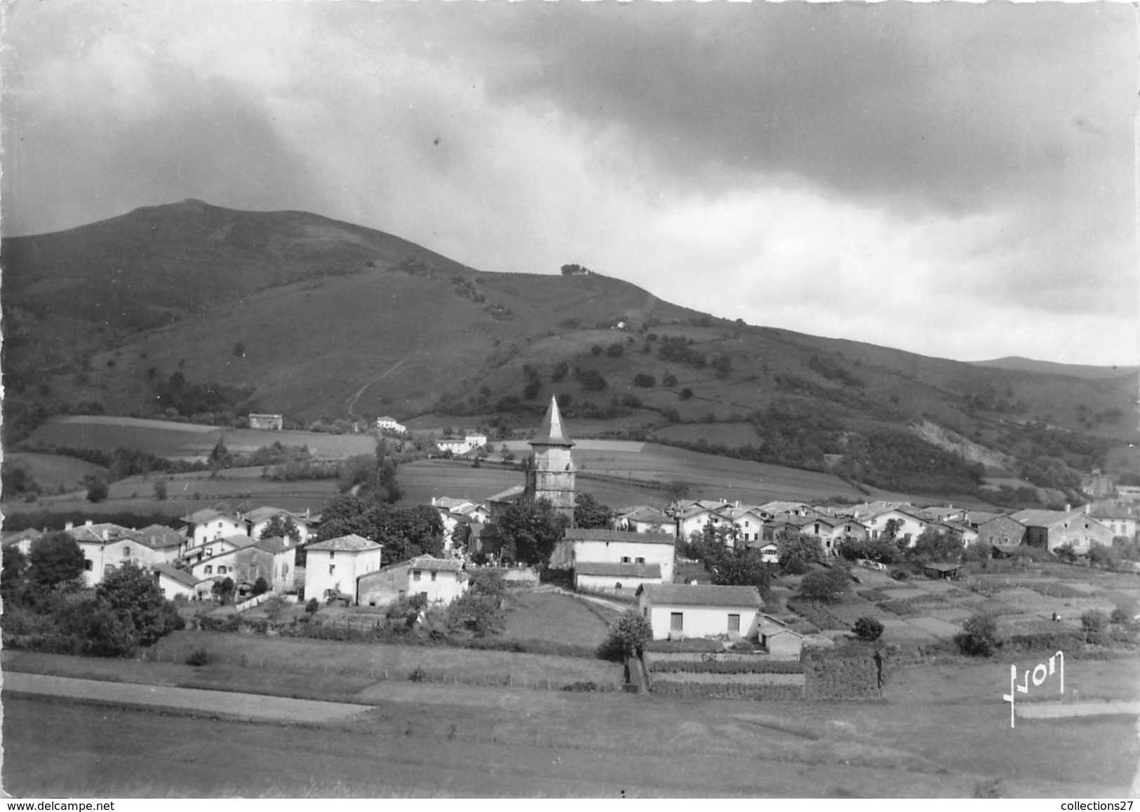 64-AINHOA- VUE GENERALE SUR LA MONTAGNE , LA CHAPELLE DE L'AUBEPINE - Ainhoa