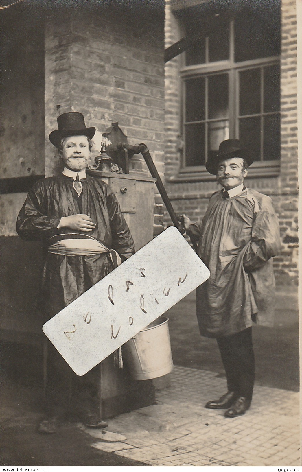 Deux Hommes Déguisés Tirant De L'eau à La Pompe  (   Carte Photo ) - Zu Identifizieren