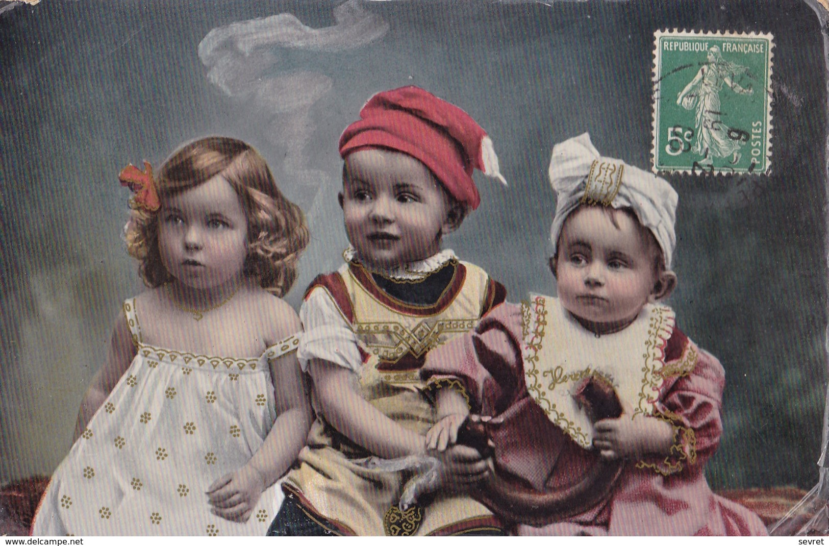 Photo De Trois Enfants Dont Deux Tiennent Du Boudin. Printed In Germany - Gruppi Di Bambini & Famiglie