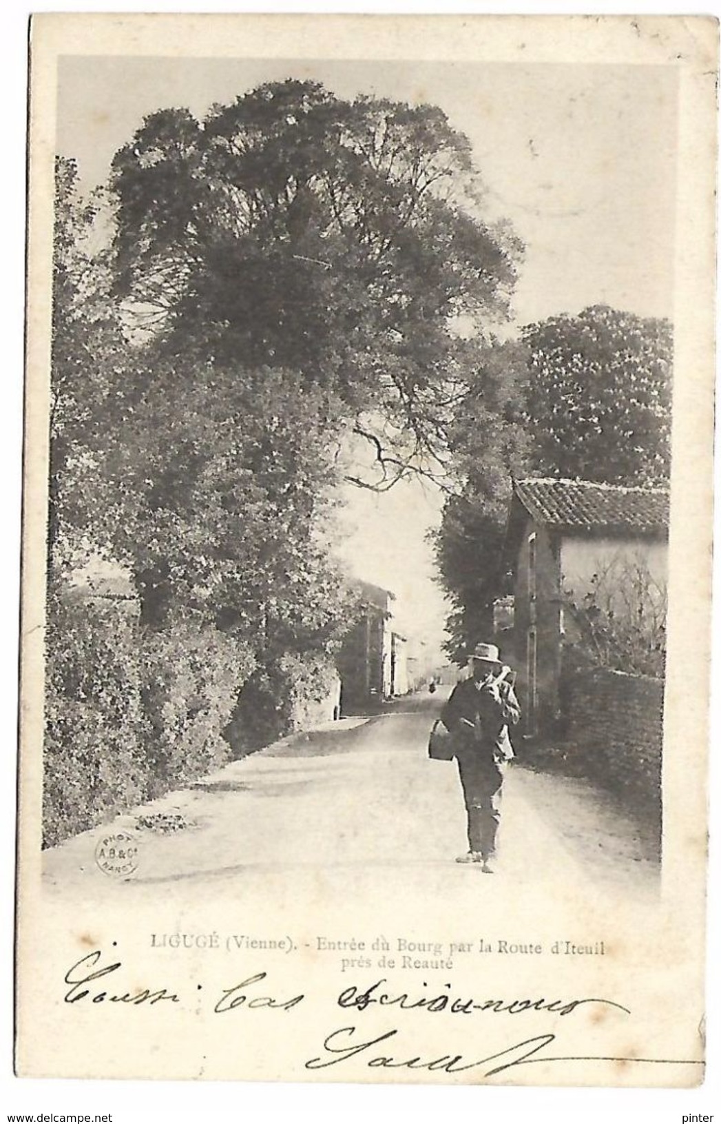 LIGUGE - Entrée Du Bourg Par La Route D'Iteuil Près De Reauté - Autres & Non Classés