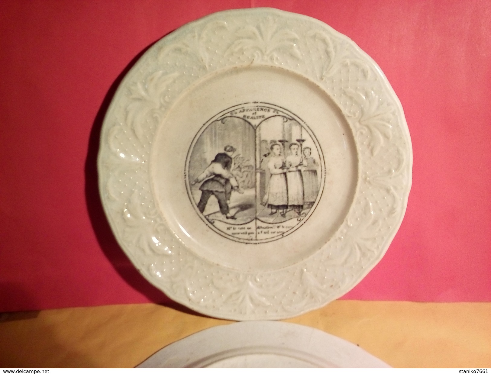 TRES BON ETAT ASSIETTE EN PORCELAINE DE LIMOGES 19ème ? APPARENCE ET REALITE N°6 ? Le Curé Ne Nous Voit Pas ... - Limoges (FRA)