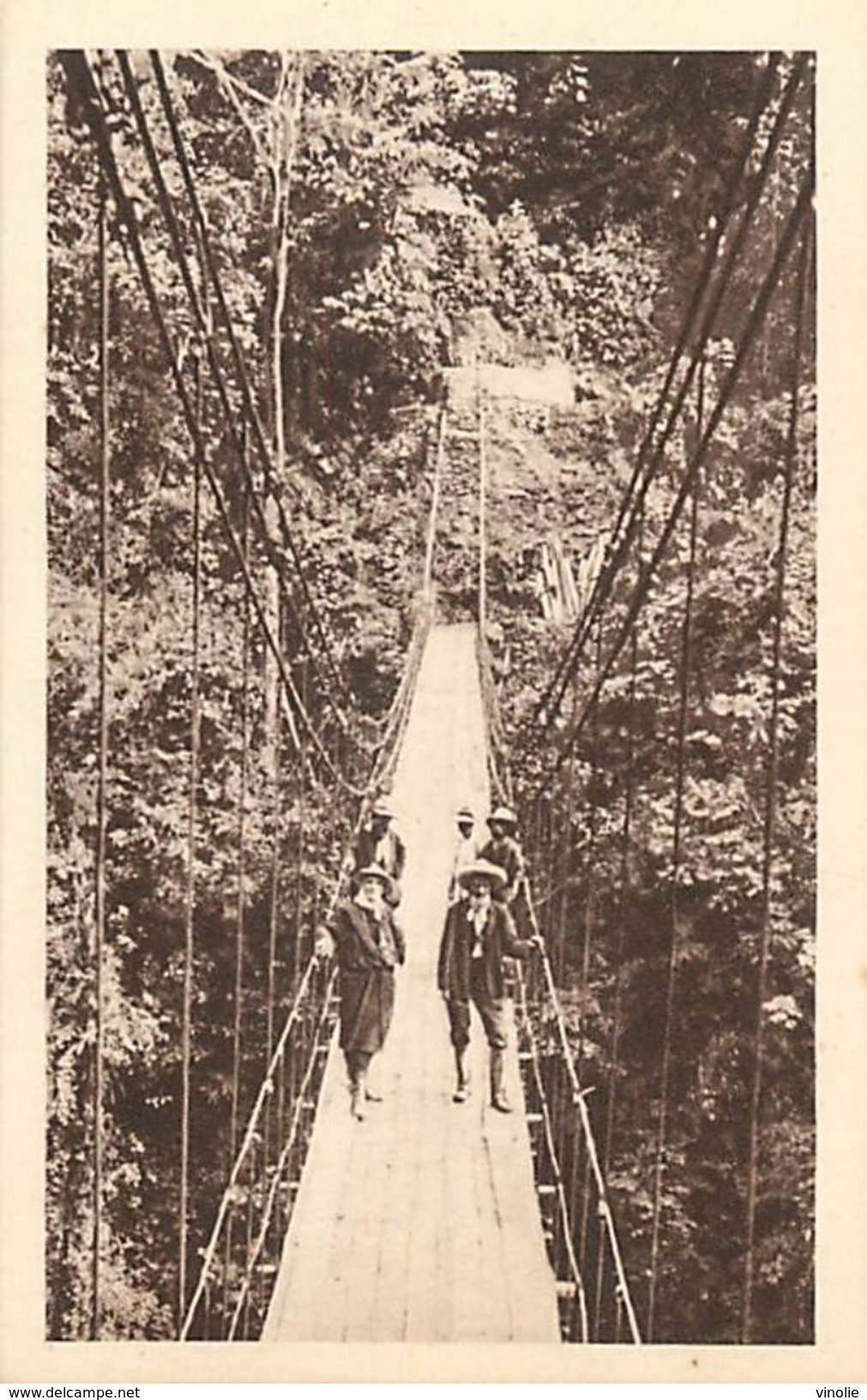 A-17-8750 :  PONT CONSTRUIT PAR UN EVEQUE - Amerikaans-Samoa