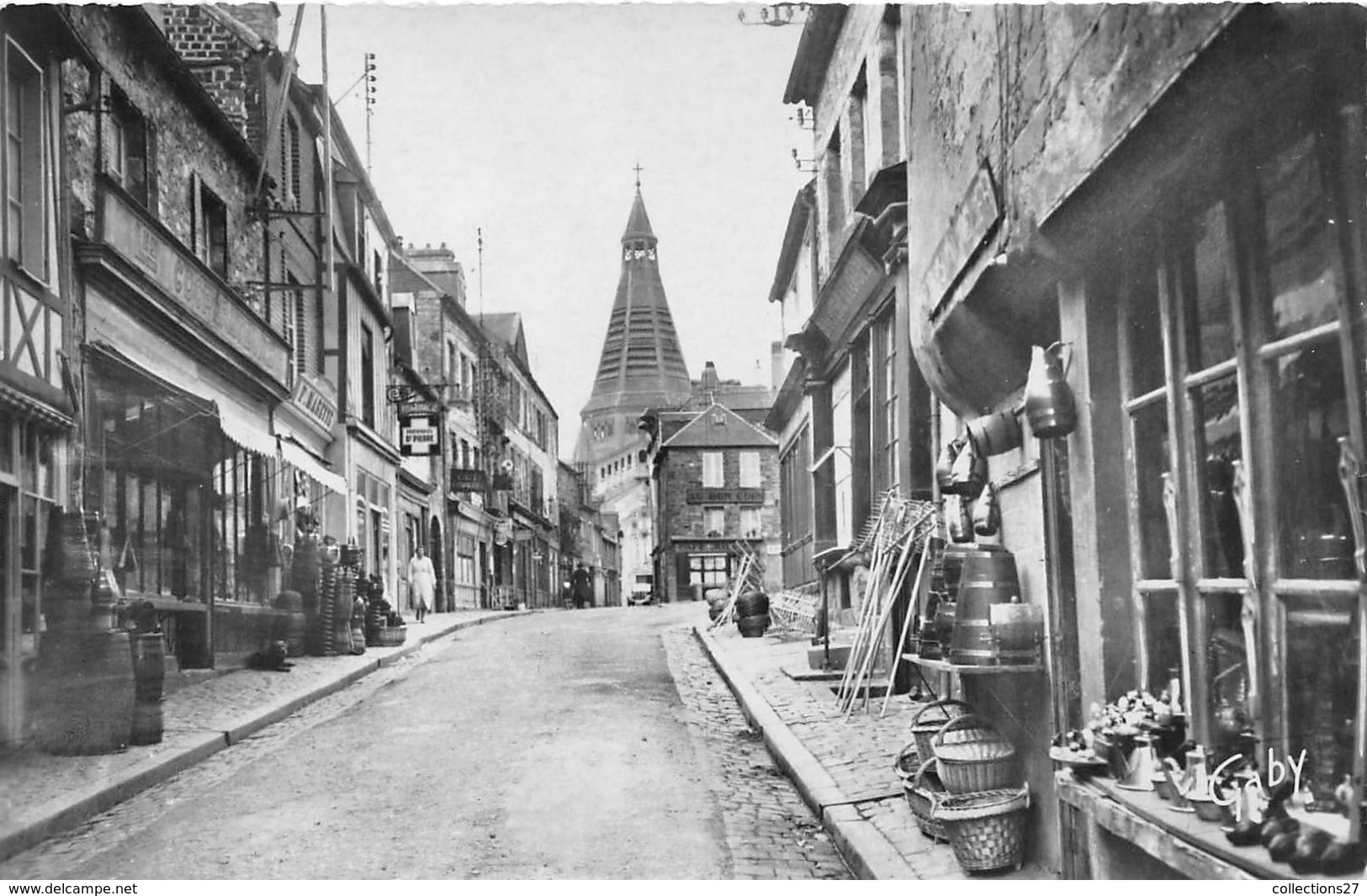 61-DONFRONT- RUE ST JULIEN , AU FOND L'EGLISE - Domfront