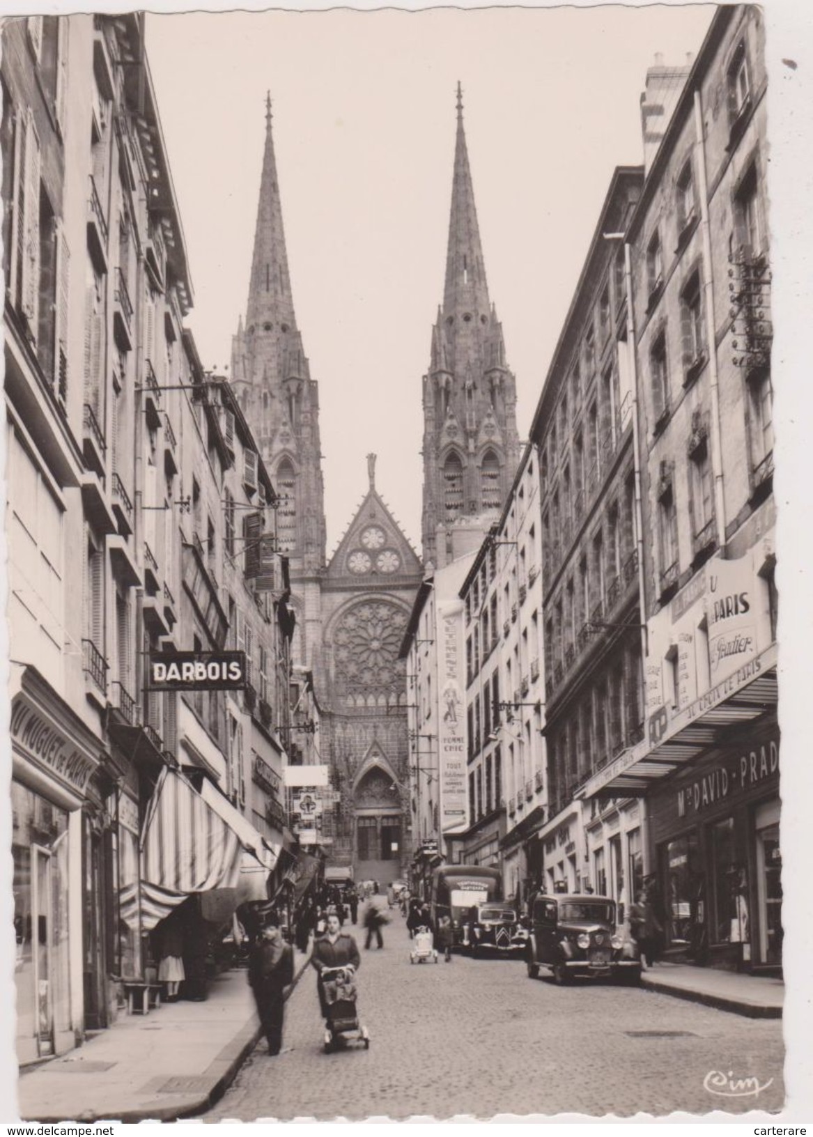 CLERMONT-FERRAND,puy De Dome,rue Des Gras ,avec Vue Cathédrale,pavés,magasin Au Muguet De Paris à Gauche,pharmacie,63 - Clermont Ferrand