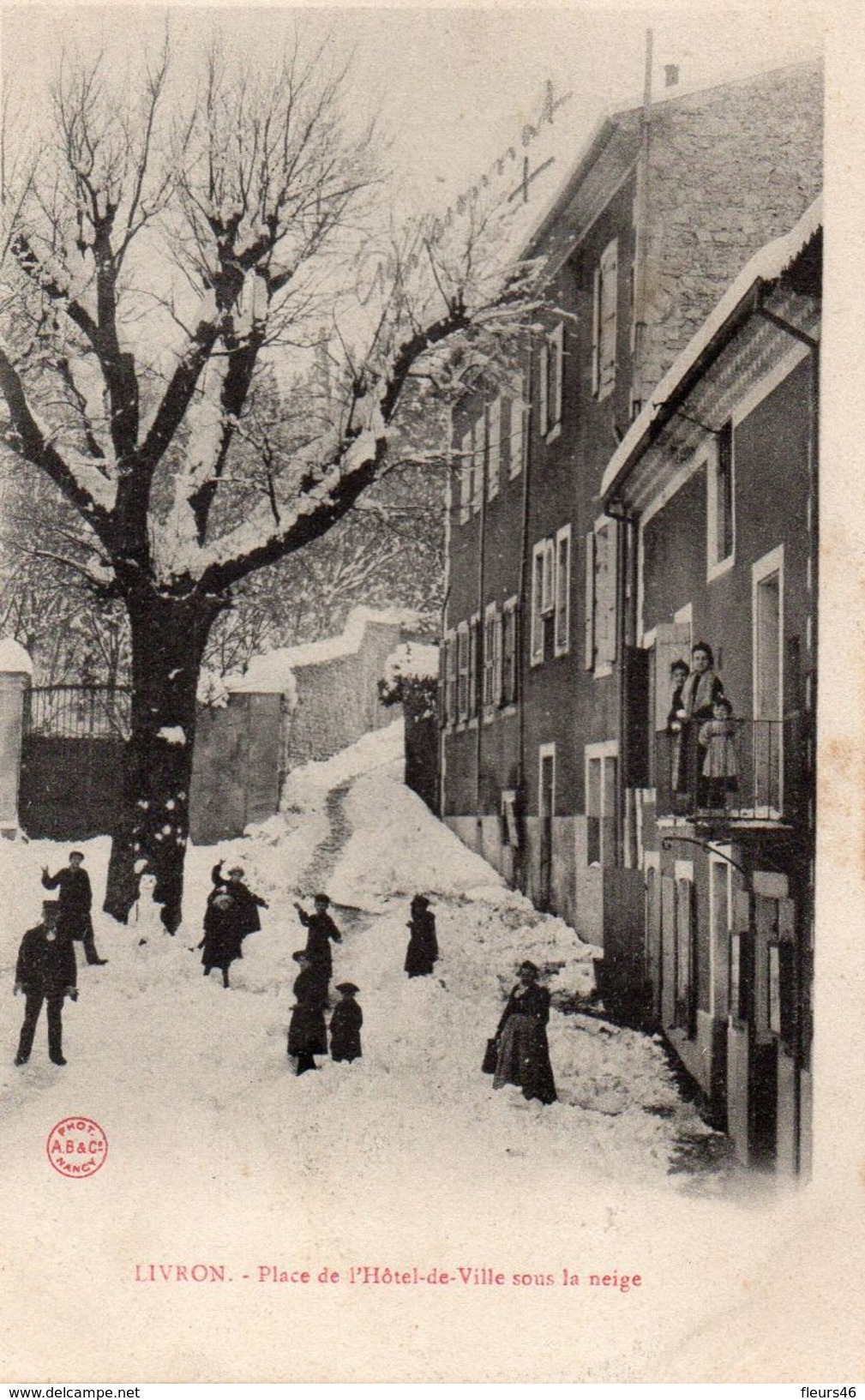 -26- LIVRON - Place De L'Hôtel De Ville Sous La Neige . Animation . - Autres & Non Classés