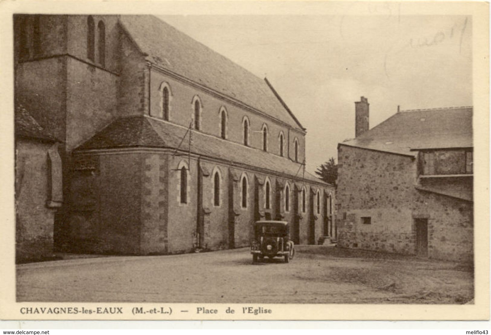 49/CPA - Chavagnes Les Eaux - Place De L'Eglise (Automobile) - Autres & Non Classés