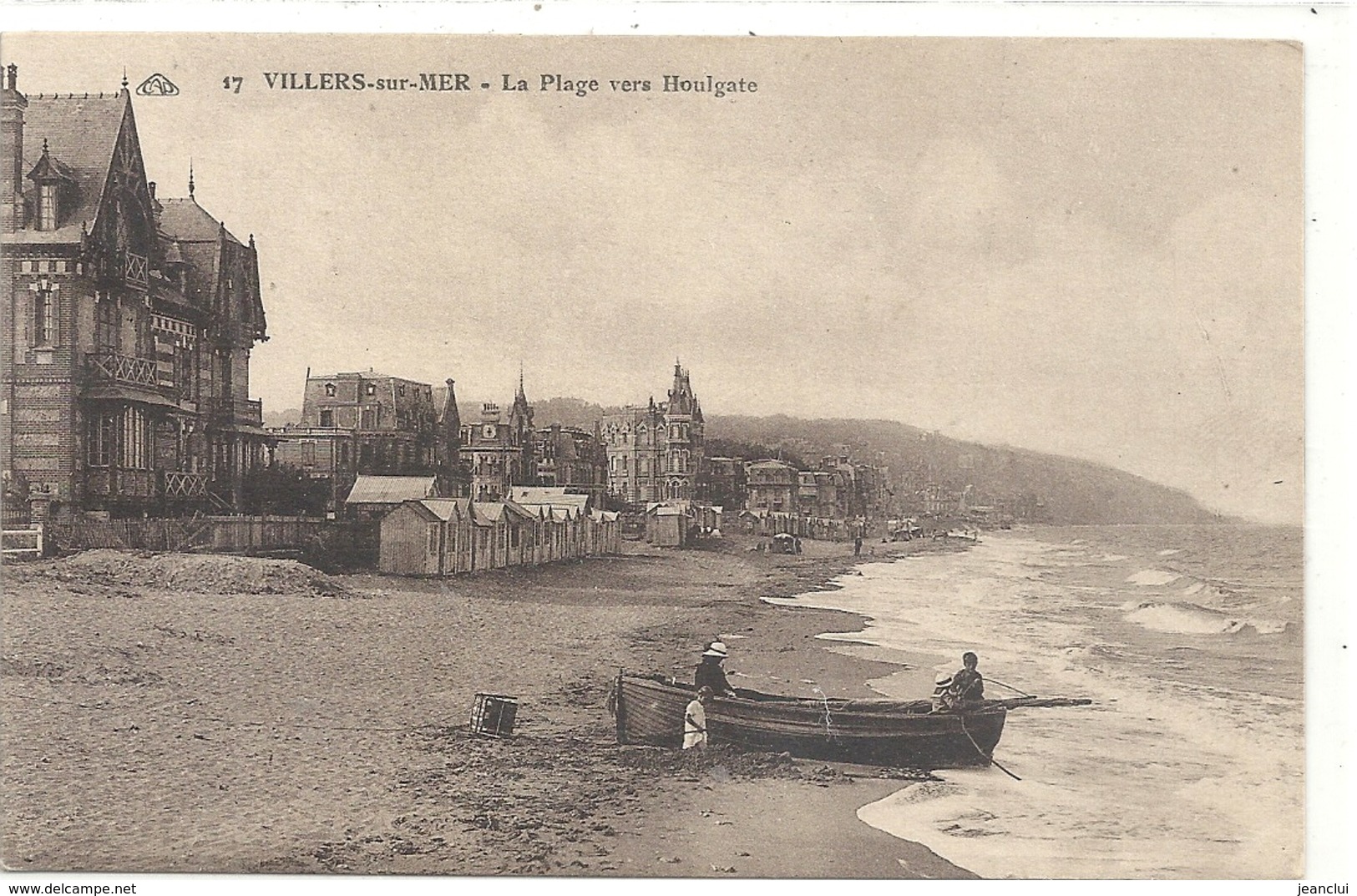 17. VILLERS-sur-MER . LA PLAGE VERS HOULGATE + BARQUE ET PERS AU 1er PLAN . NON ECRITE - Villers Sur Mer