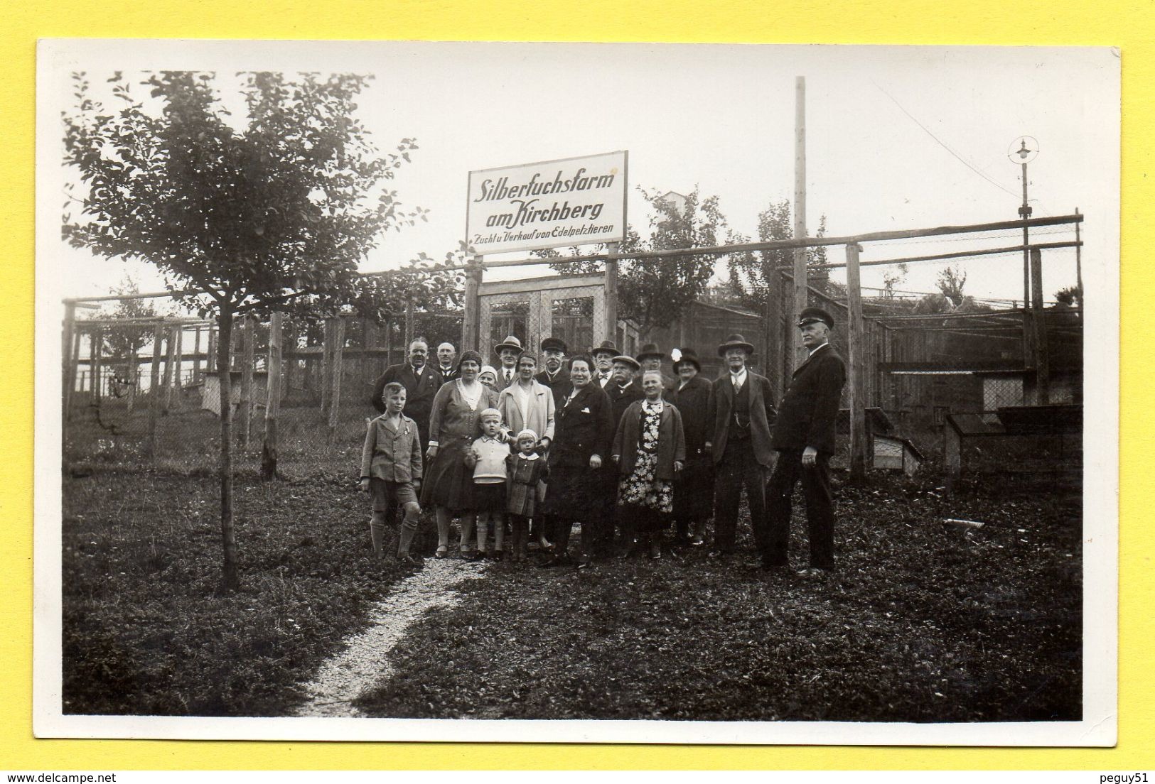 Tünschütz (Dothen). Silberfuchsfarm Am Kirchberg Mit Radioanlage. Visiteurs à La Ferme Des Renards Argentés. - Eisenberg