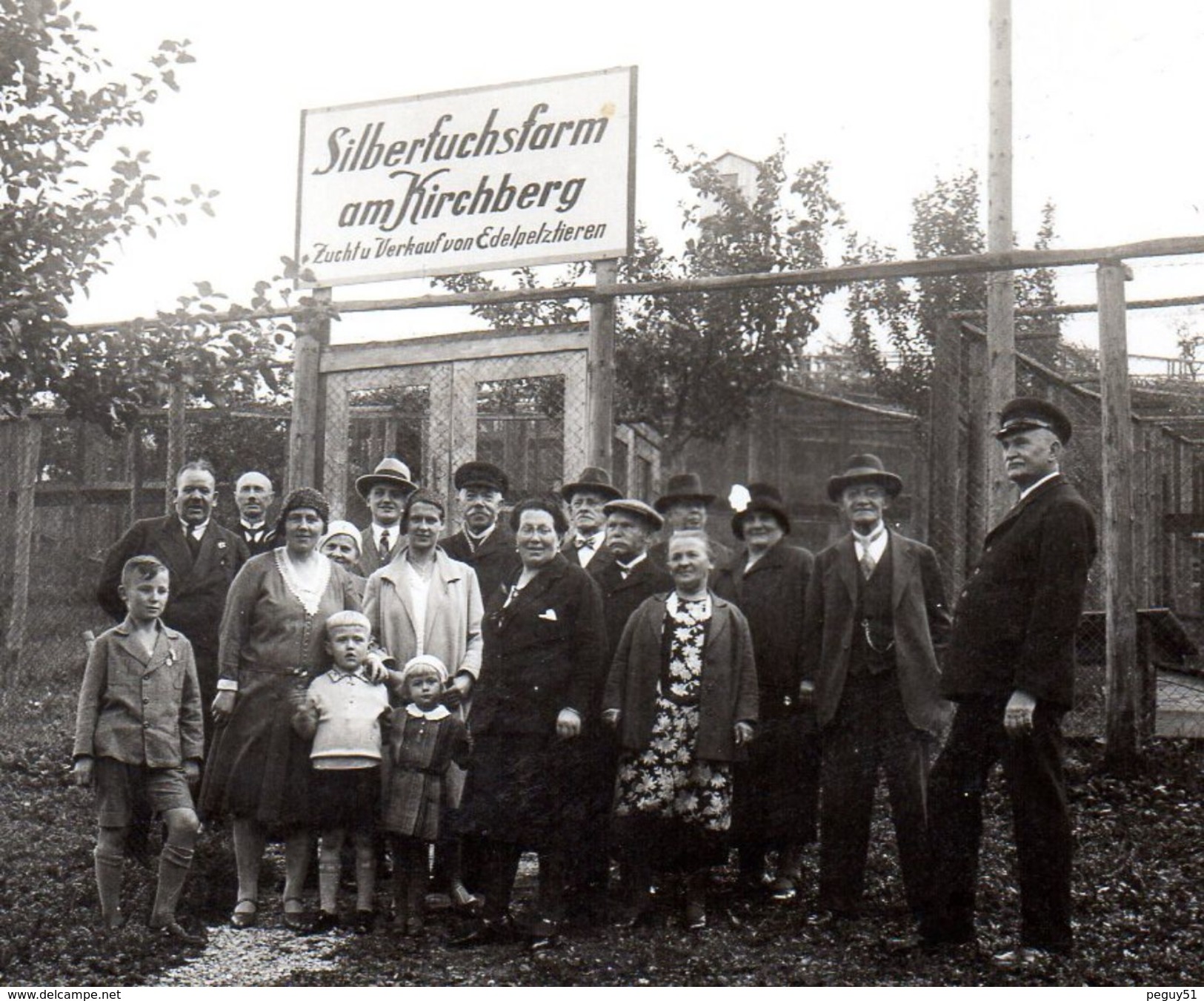 Tünschütz (Dothen). Silberfuchsfarm Am Kirchberg Mit Radioanlage. Visiteurs à La Ferme Des Renards Argentés. - Eisenberg