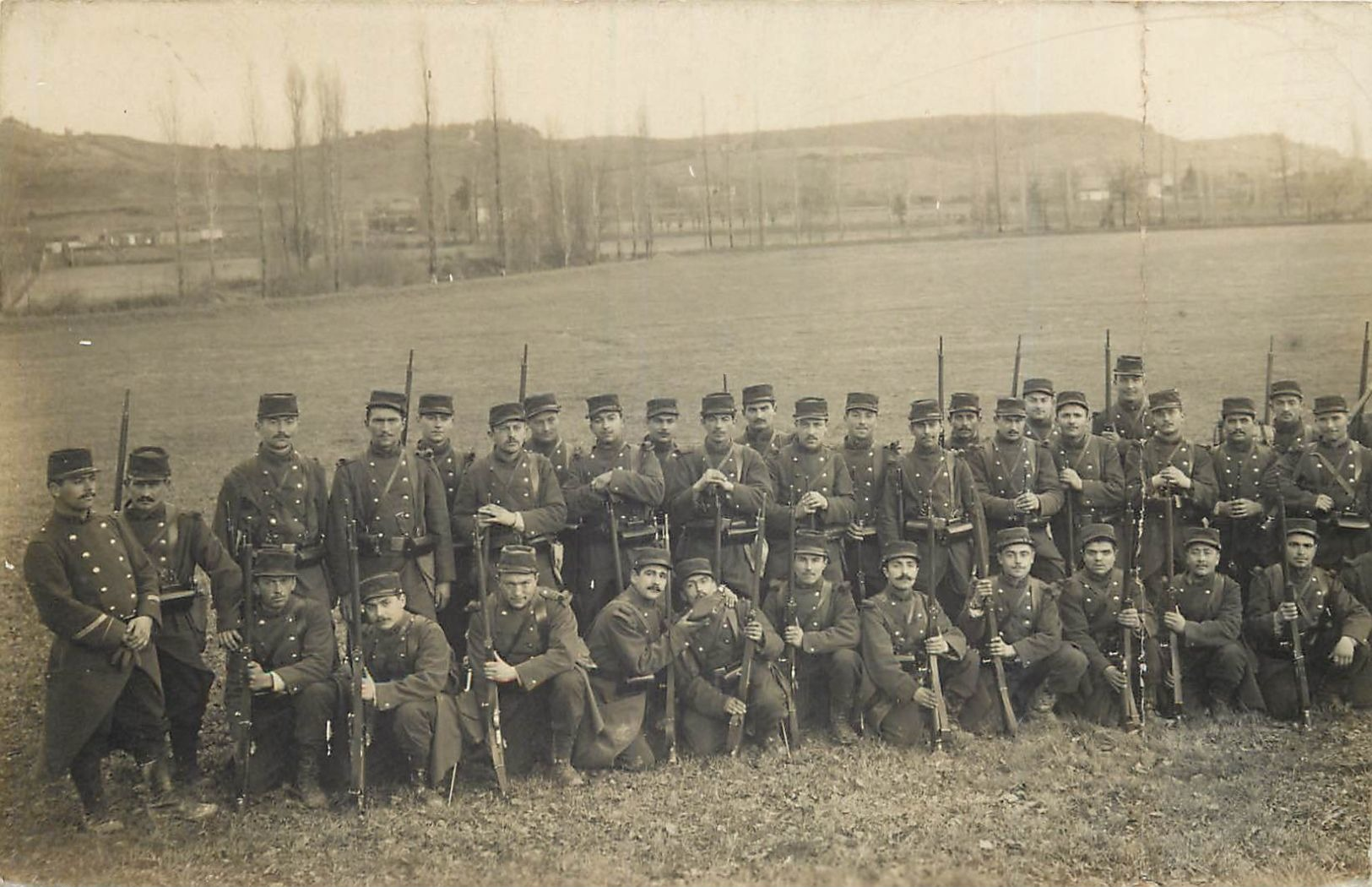 LOT 44  - lot de 32  cartes photo militaires ( original )  belles animations et cartes