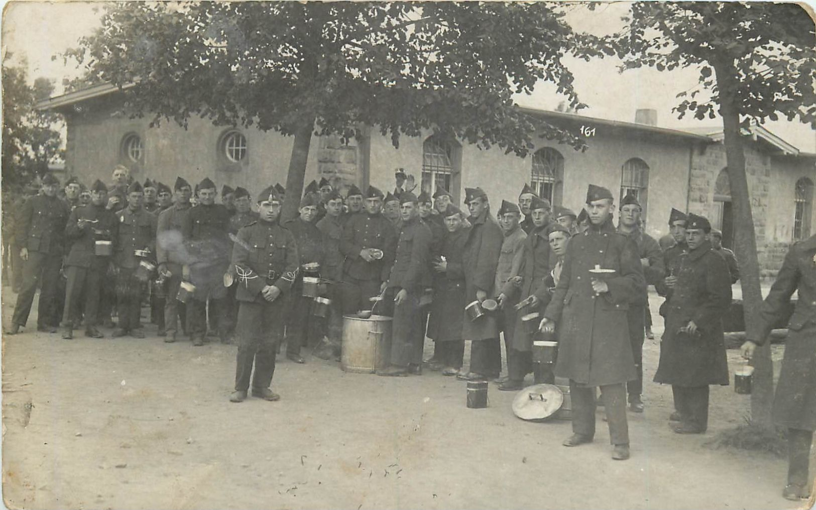 LOT 44  - lot de 32  cartes photo militaires ( original )  belles animations et cartes