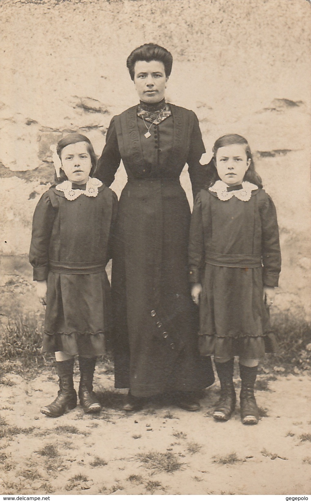 SAVIGNY Sur CLAIRIS - Claire Eugénie X épouse X Posant Avec Ses Deux Filles Jumelles ?  ( Carte Photo ) - Autres & Non Classés