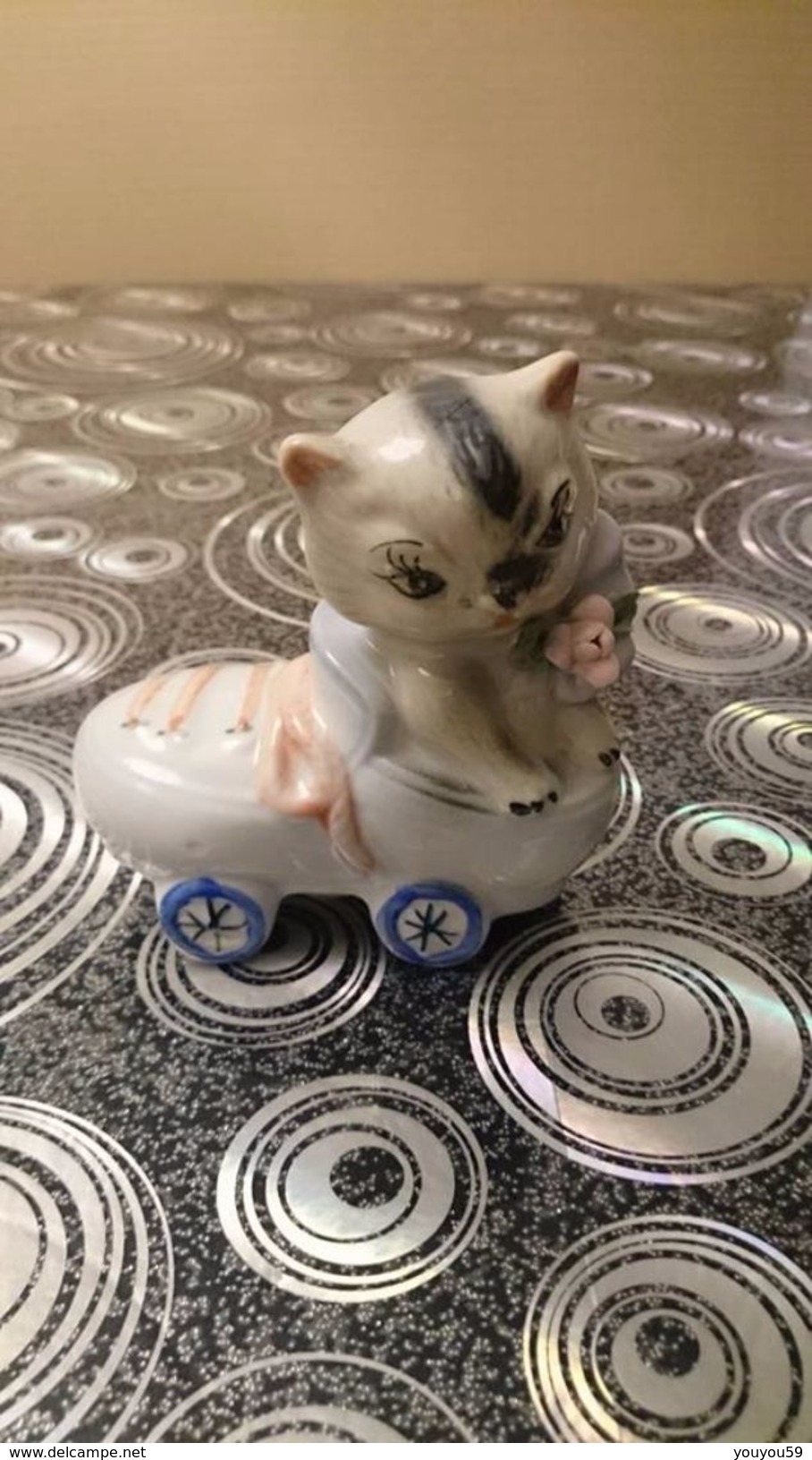 Statuette Bibelot Décoration Figurine Statue Tirelire Chat Dans Une Chaussure En Forme De Voiture - Animaux