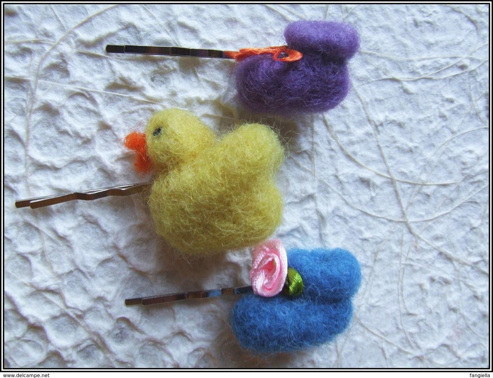 Lot De 3 Barrettes Multicolores Pour Cheveux Poussin Jaune Et Chaussons Bébés Bleu Et Violet En Laine Feutrée à L'aiguil - Autres & Non Classés