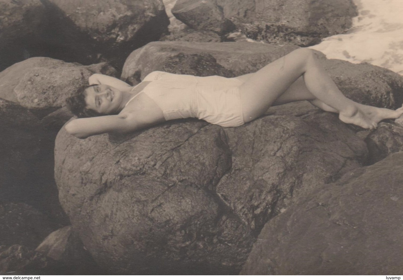 FOTO D'EPOCA ORIGINALE -ANNO 1954 -DONNA IN SPIAGGIA  (130817) - Pin-ups