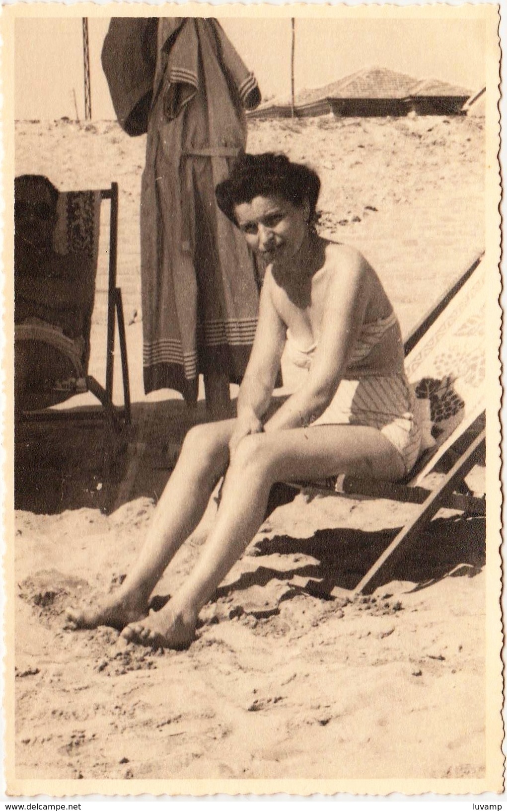 FOTO D'EPOCA ORIGINALE -ANNI 50 -DONNA IN SPIAGGIA  (130817) - Pin-ups