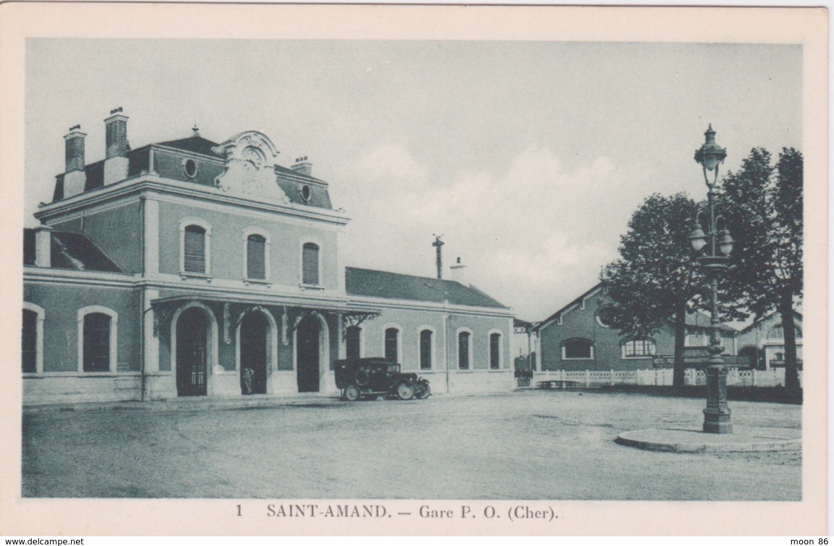 18 - CHER - SAINT AMAND MONTROND  - LA GARE VIEILLE AUTOMOBILE - Saint-Amand-Montrond