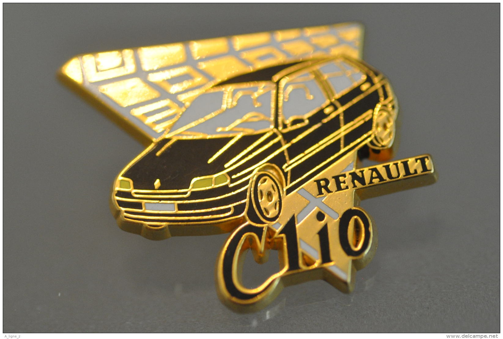 REF M1  : Pin's Pin ARTHUS BERTRAND : Theme Automobile Renault CLIO NOIR - Arthus Bertrand