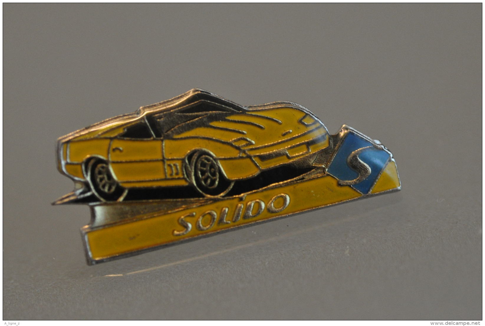 REF M1  : Pin's Pin  : Theme Automobile Miniature SOLIDO Corvette ? - Corvette