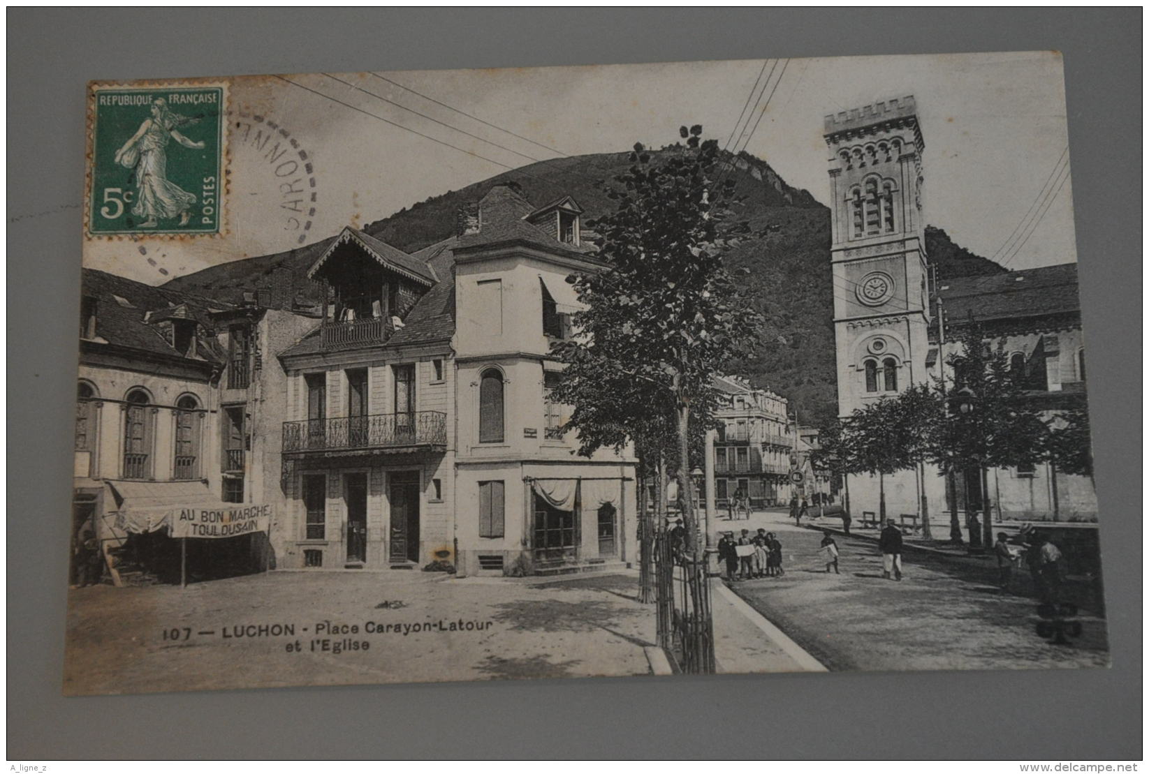 REF 296  : CPA 31 LUCHON Place Carayon Latour Et L'Eglise - Luchon