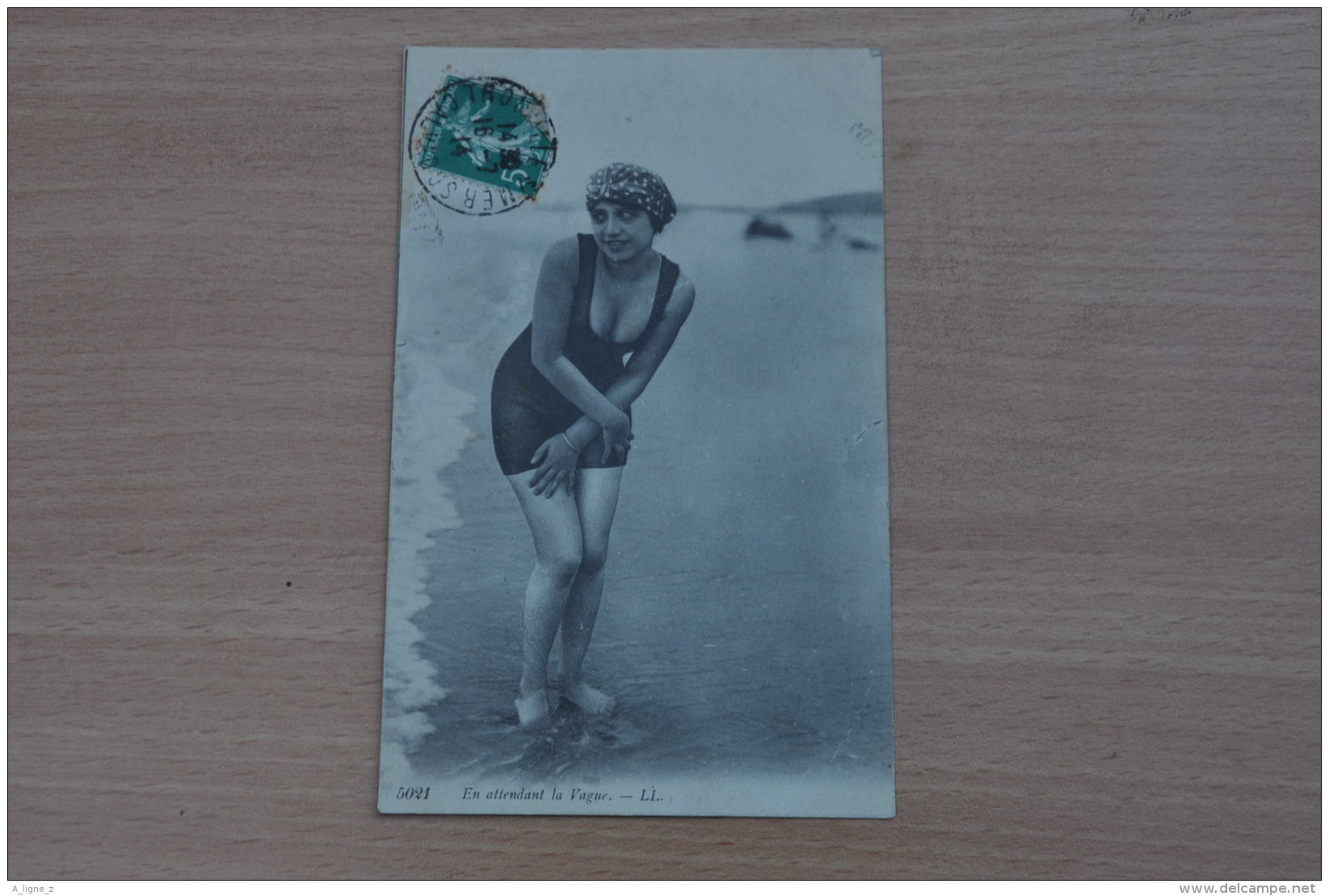 REF 297  : CPA Pin Up Sur La Plage En Attendant La Vague - Pin-Ups