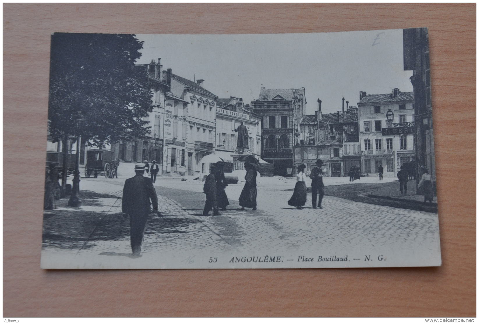 REF 299  : CPA 16 ANGOULEME Place Bouillaud Belle Animation Voir Verso - Angouleme