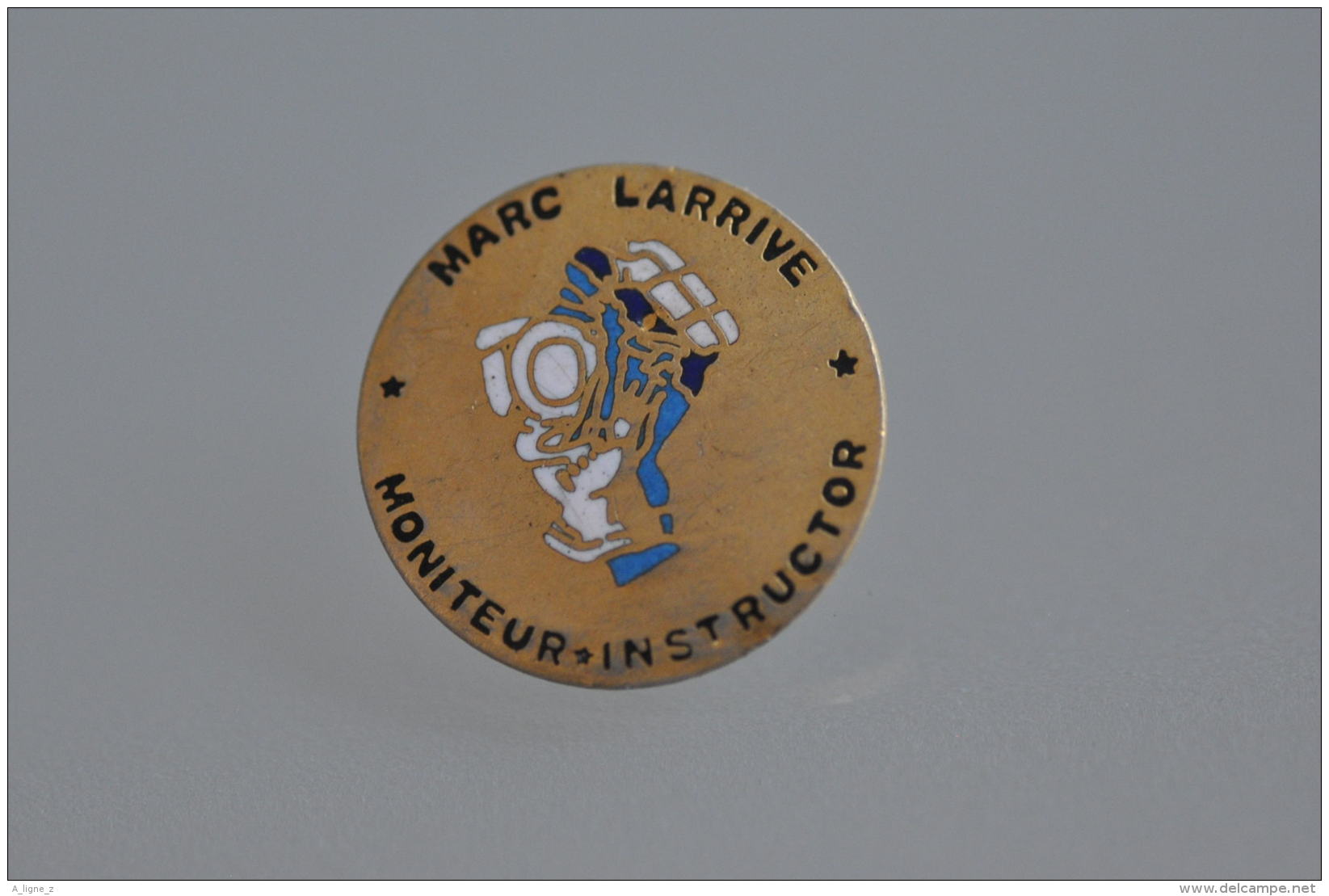 REF M4  : Pin's Pin  : Theme Sport Plongée Marc Larrive Moniteur - Tauchen