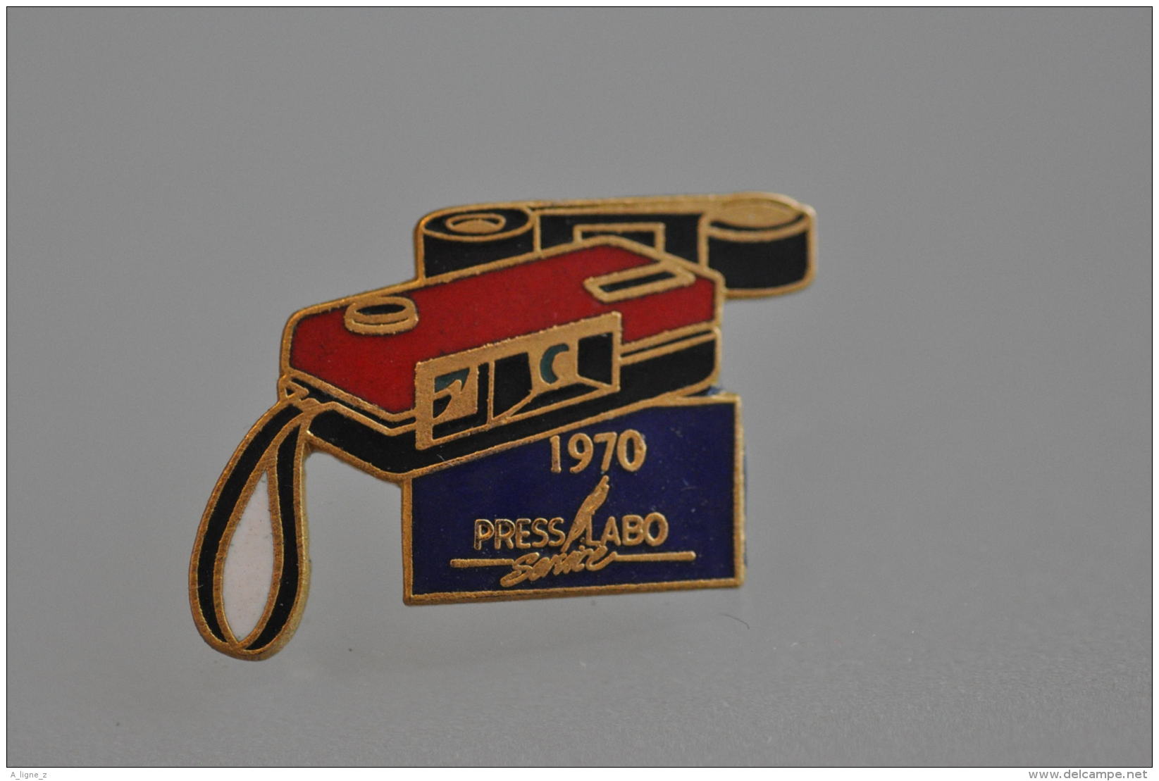 REF M5  : Pin's Pin  : Photographie Presse Labo 1970 - Fotografie