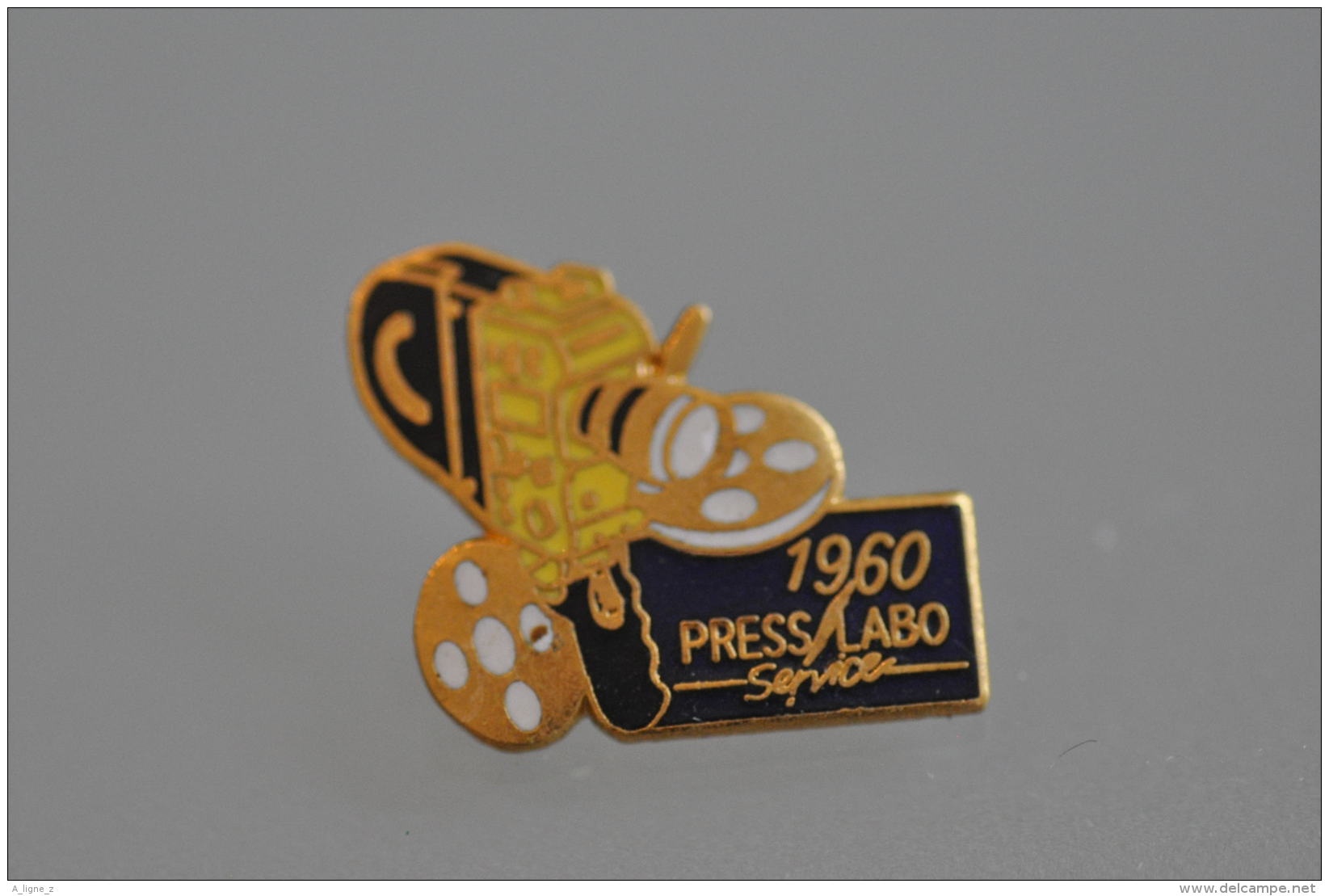 REF M5  : Pin's Pin  : Photographie Presse Labo 1960 - Photography
