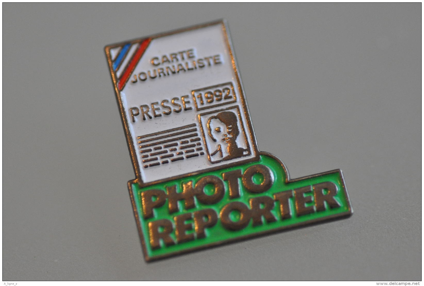 REF M5  : Pin's Pin  : Photographie Photo Reporter Presse - Fotografie