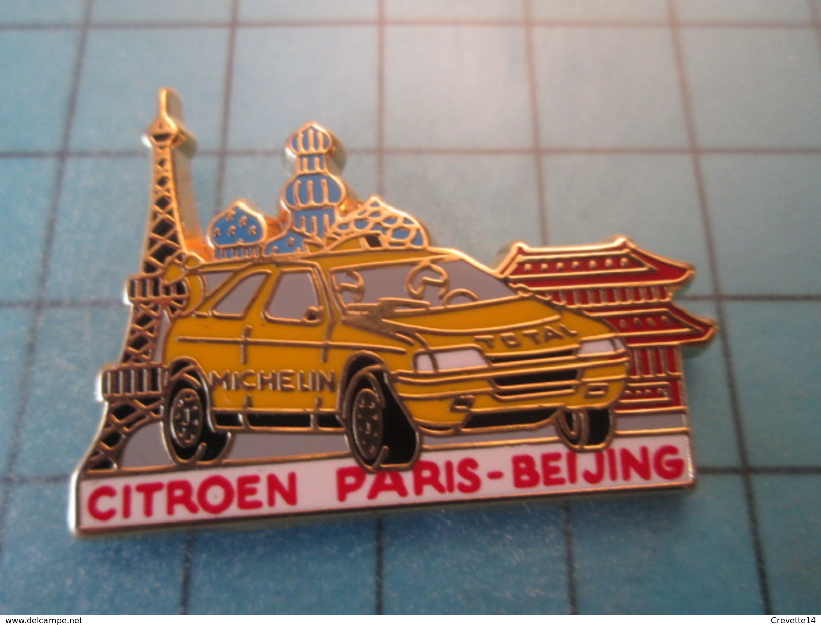 Pin615D Pin's Pins : Rare Et Belle Qualité ARTHUS BERTRAND / CITROEN XANTIA RALLYE PARIS PEKIN - Arthus Bertrand