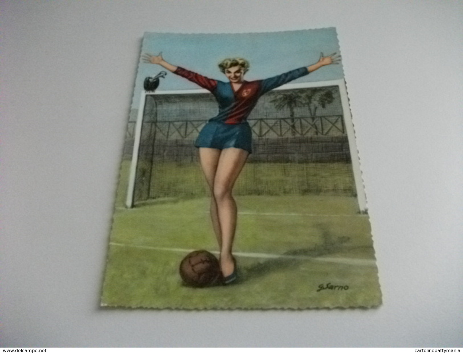 ILLUSTRATORE G. SARNO PIN UP BIONDA CON I COLORI DEL GENOA CALCIO DAVANTI A PORTA CON GRIFONE - Altri & Non Classificati