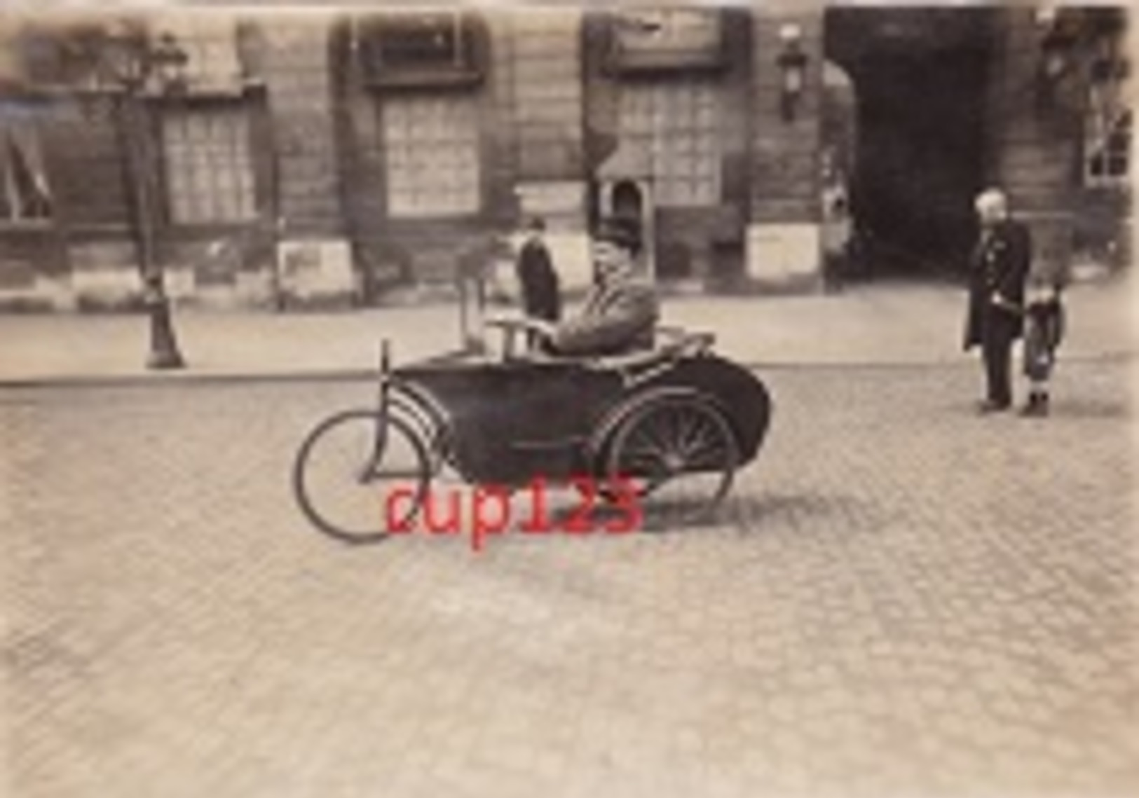 TRICYCLE  :  6  PHOTOS  DE  TRICYCLES  MOTORISES (  SANS  INDICATION )  TROUVEES  DANS  UN  ALBUM  1910 - 20  . - Cars