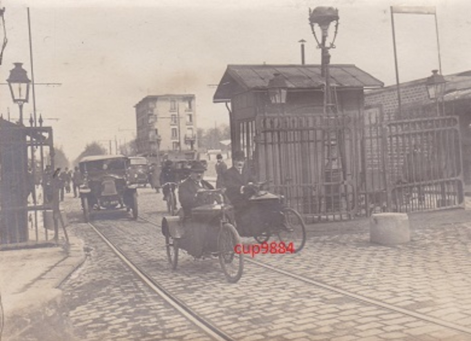 TRICYCLE  :  6  PHOTOS  DE  TRICYCLES  MOTORISES (  SANS  INDICATION )  TROUVEES  DANS  UN  ALBUM  1910 - 20  . - Cars