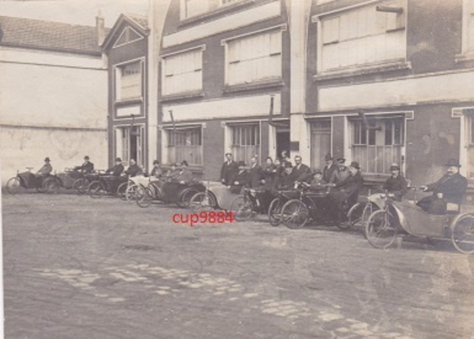 TRICYCLE  :  6  PHOTOS  DE  TRICYCLES  MOTORISES (  SANS  INDICATION )  TROUVEES  DANS  UN  ALBUM  1910 - 20  . - Cars