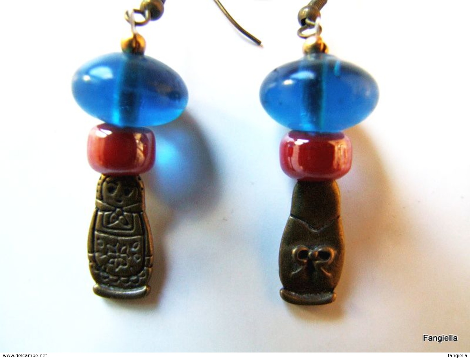 Boucles D'oreilles Artisanales Rouge, Bleu Perles En Verre Artisanal Et Matriochka En Laiton  Les Perles En Verre Bleu O - Earrings