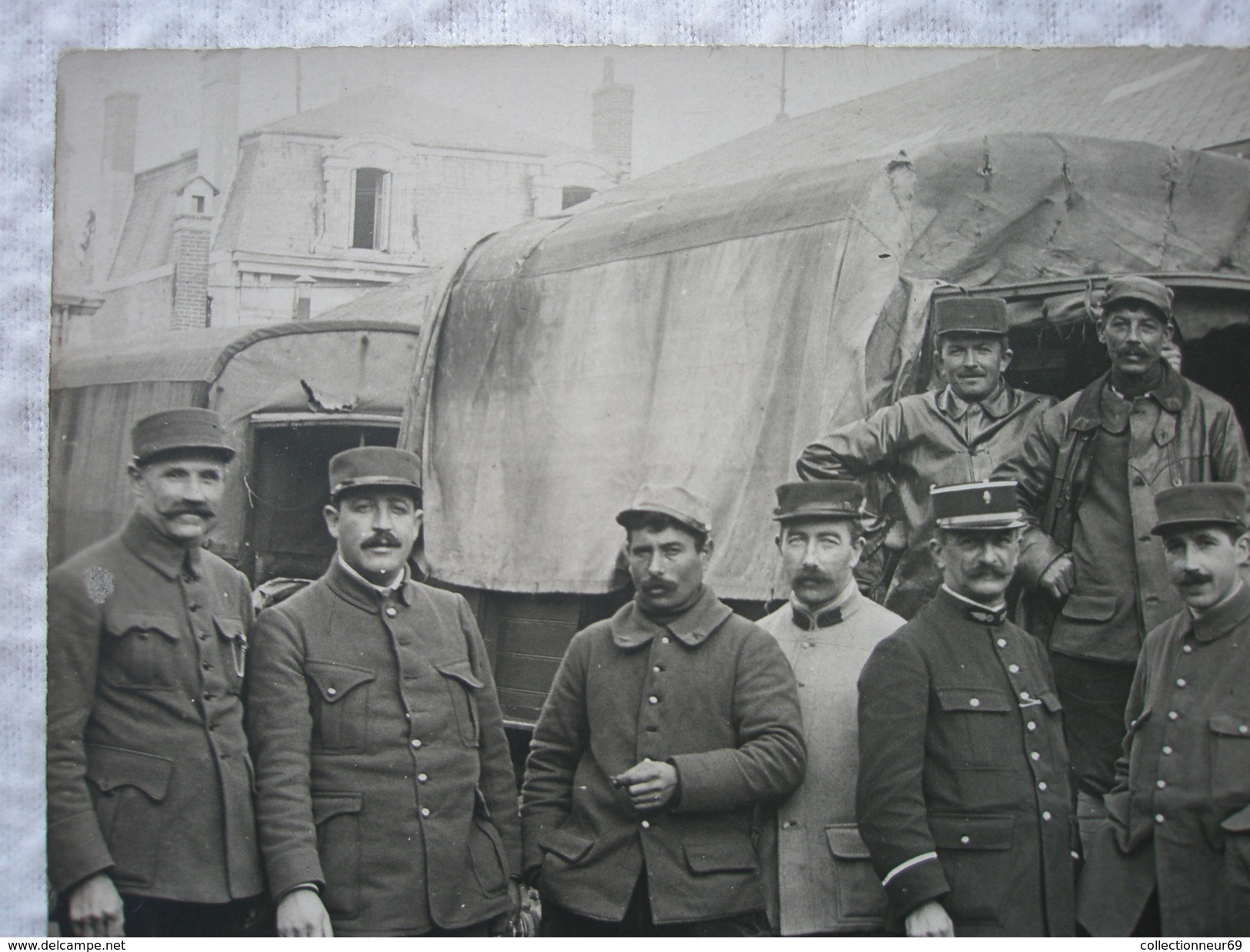 CARTE POSTALE PHOTO DANS GROUPE DE CONDUCTEURS FRANÇAIS DE CAMION GUERRE DE 14/18 - Guerre 1914-18