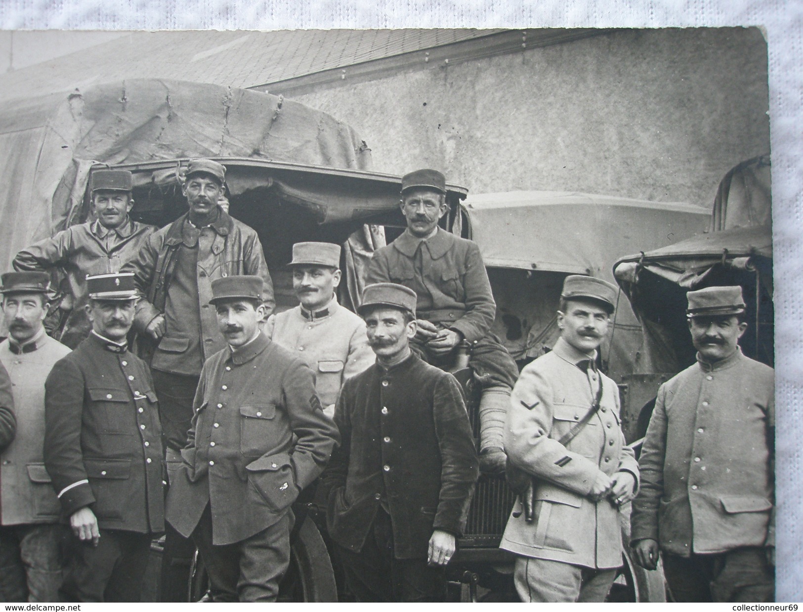 CARTE POSTALE PHOTO DANS GROUPE DE CONDUCTEURS FRANÇAIS DE CAMION GUERRE DE 14/18 - Guerre 1914-18