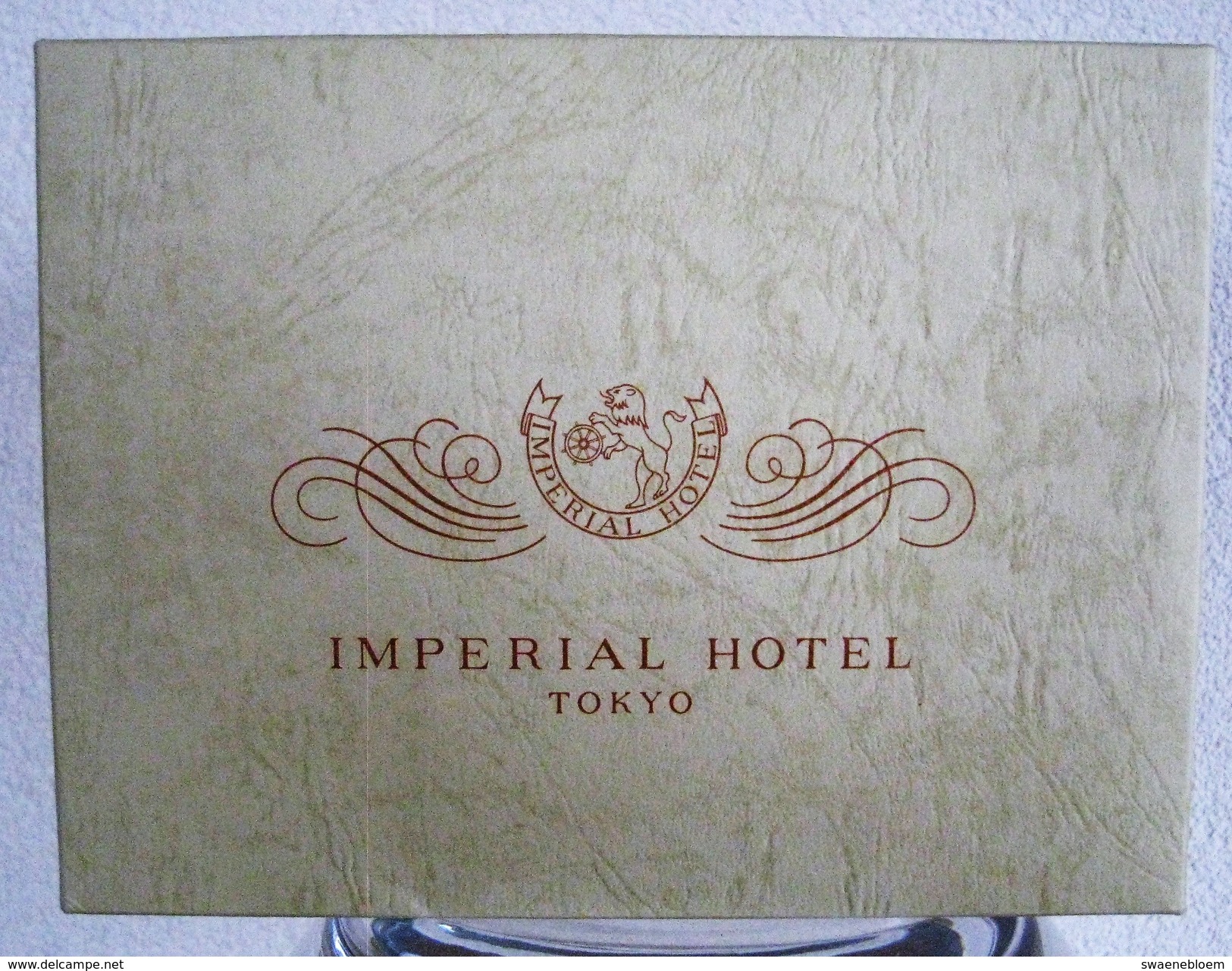 JP.- TOKYO. Souvenir IMPERIAL HOTEL. Met 2 Flesjes Japanese SAKE. Silvergekkeikan And Traditional - MASU - Cup. 5 Scans. - Sonstige & Ohne Zuordnung