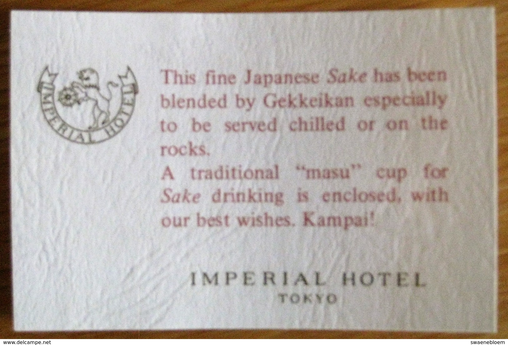 JP.- TOKYO. Souvenir IMPERIAL HOTEL. Met 2 Flesjes Japanese SAKE. Silvergekkeikan And Traditional - MASU - Cup. 5 Scans. - Sonstige & Ohne Zuordnung