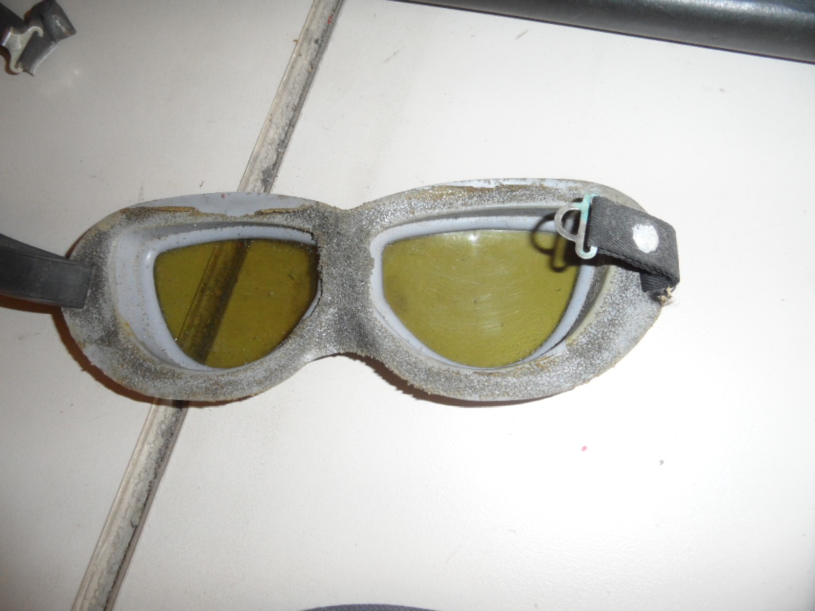 Matraque plus lunette de protection d'un ancien garde mobile ayant participé a mai 68.
