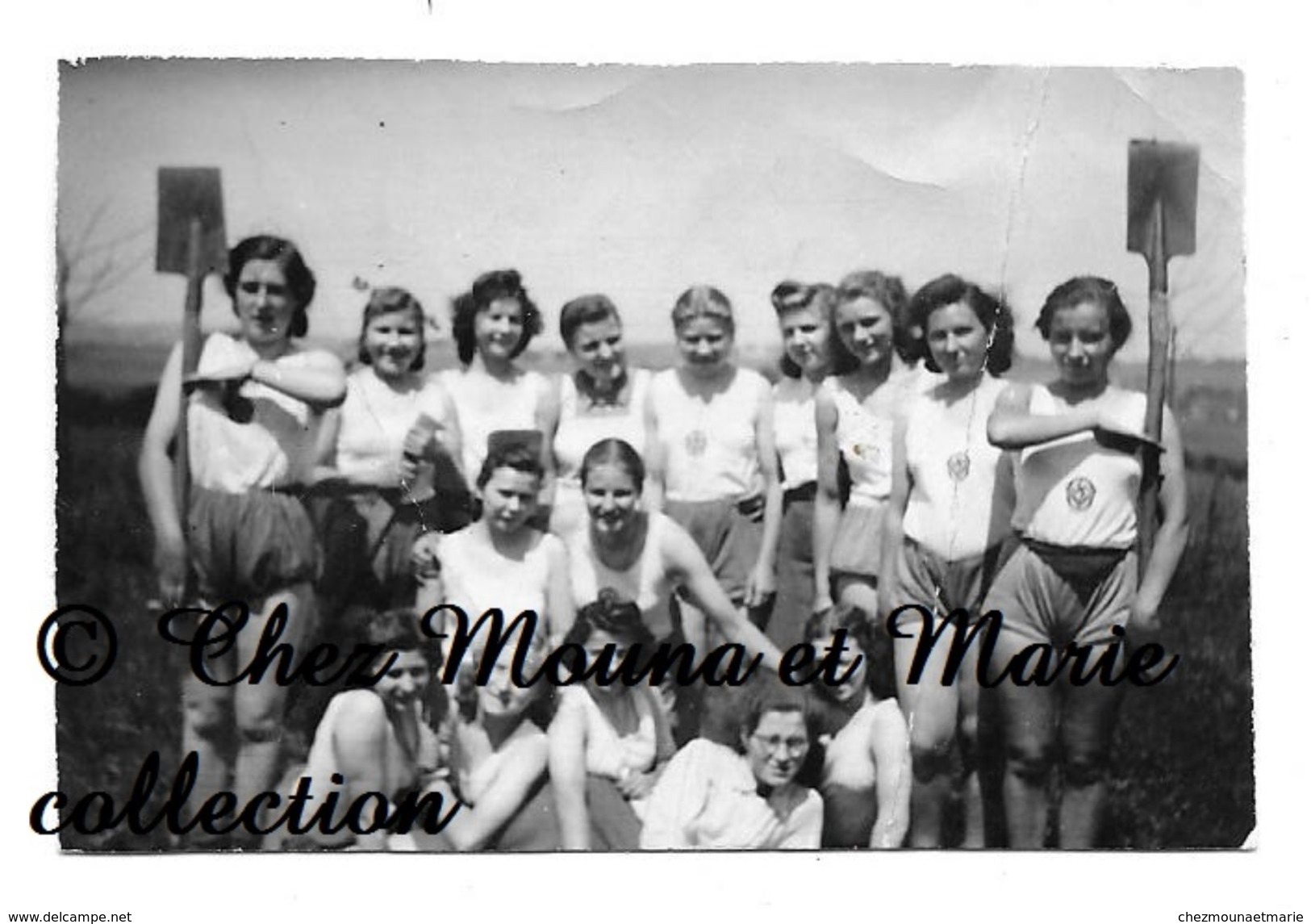 LA JEUNESSE NAZIE - JEUNES FEMMES EN TENUE DE SPORT AVEC CROIX GAMMEE - PHOTO 8 X 5.5 CM MILITAIRE - Guerre, Militaire