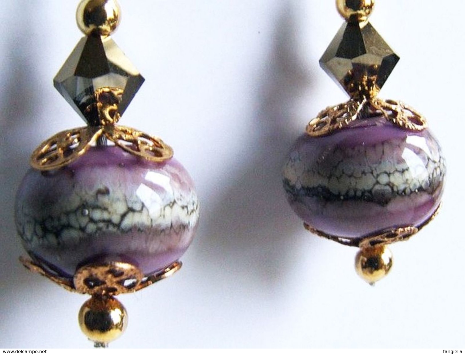 Boucles D'oreilles Artisanales Violet En Verre Filé Au Chalumeau Par Une Artiste Fileuse De Verre Et Perles En Cristal S - Oorringen